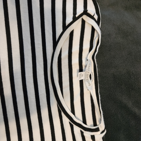 Flutter sleeve top - Picture 3 of 3